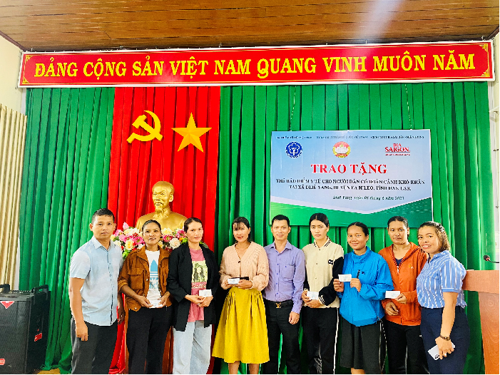 Tặng thẻ bảo hiểm y tế cho người dân có hoàn cảnh khó khăn tại xã Dliê Yang